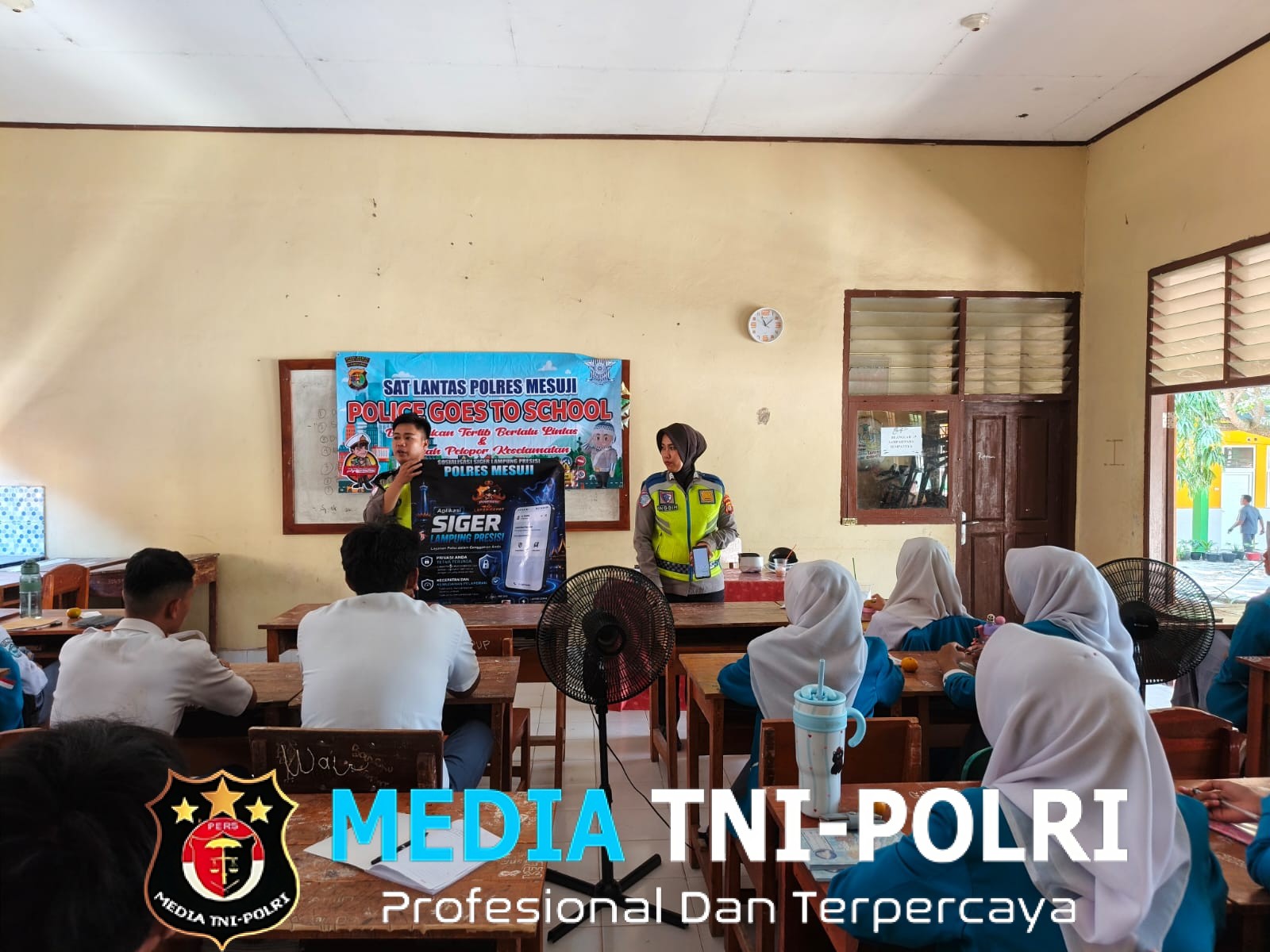Sosialisasi Aplikasi Siger Lampung Presisi di SMP Satu Atap 1 Simpang Pematang Oleh Sat Lantas Polres Mesuji
