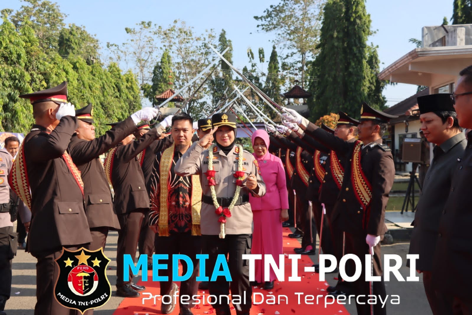 Disambut Tradisi Pedang Pora, AKBP Raswidiati Anggraini, S.I.K. Resmi Jabat Kapolres Lampung Utara