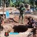 Kebersamaan TNI dan Masyarakat Menjadi Kekuatan TMMD Dalam Membangun Sumur Galian di Wanam