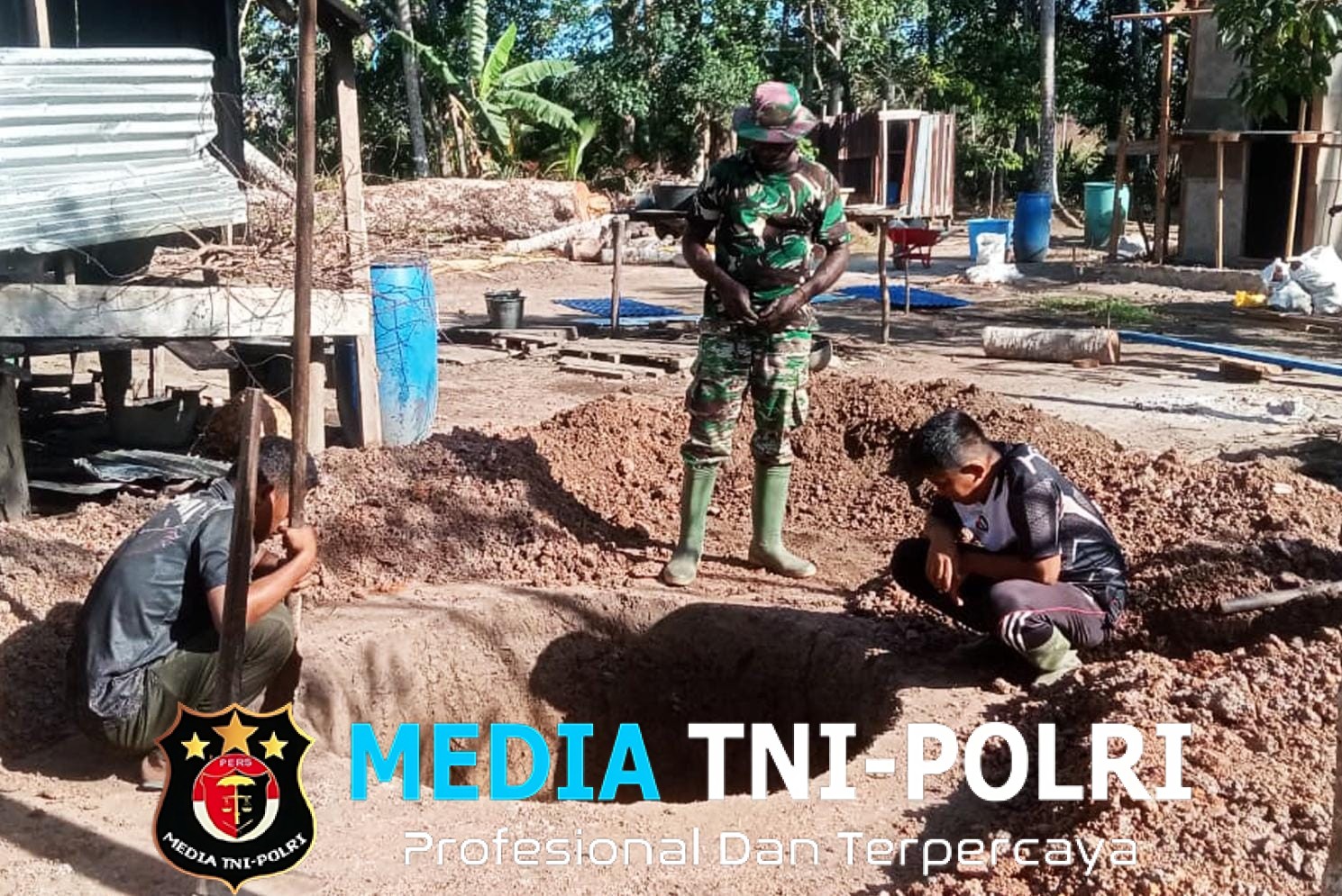 Kebersamaan TNI dan Masyarakat Menjadi Kekuatan TMMD Dalam Membangun Sumur Galian di Wanam