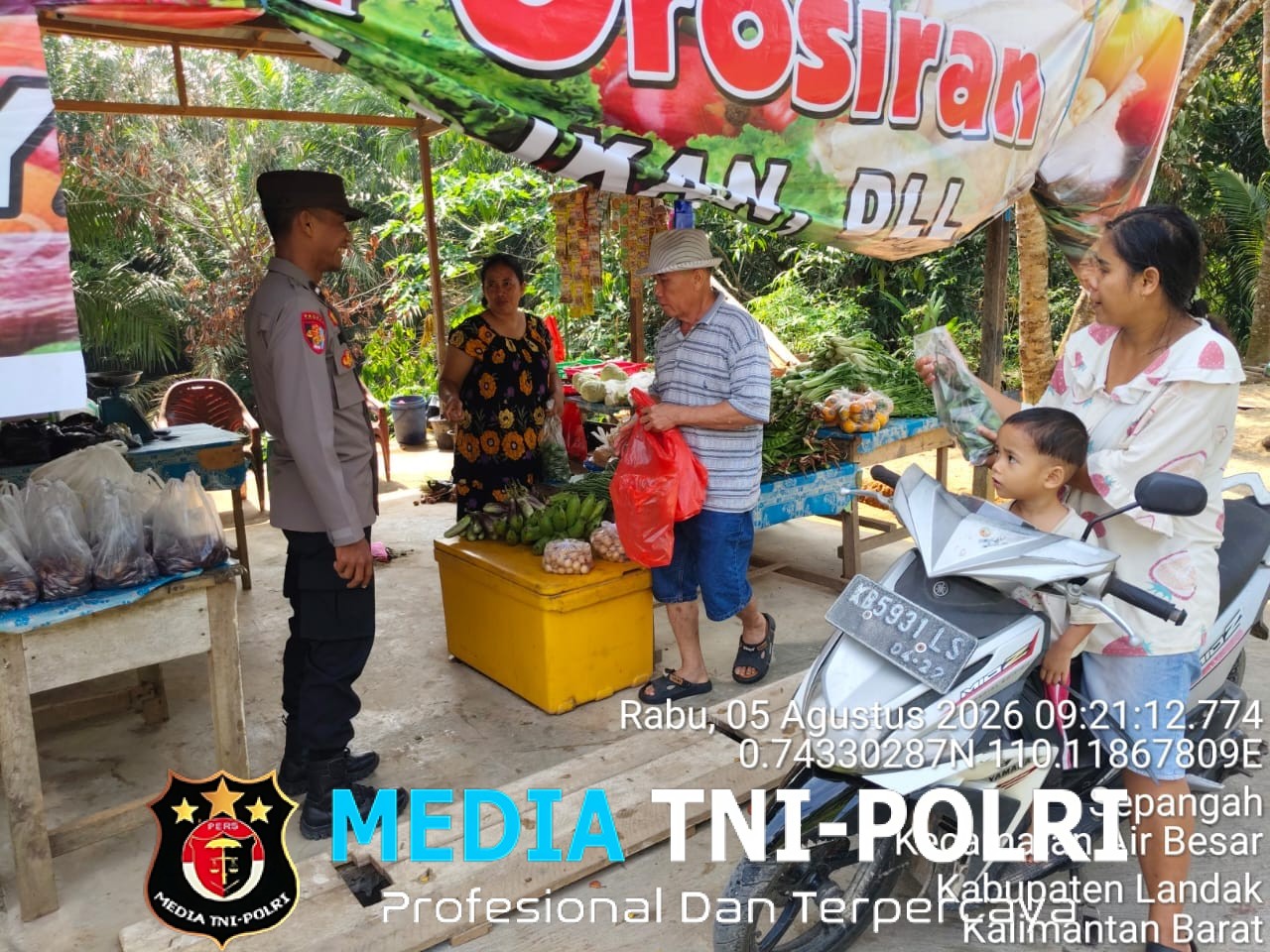 Patroli Humanis di Pasar Sepangah, Polsek Air Besar Sambangi Warga Saat Belanja Sayur