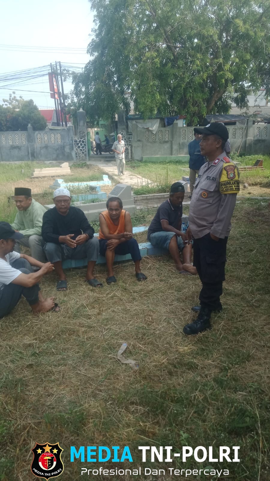 Takziah Warga, Bhabinkamtibmas Kedungwaringin Sampaikan Imbauan Kamtibmas dan Cegah Kebakaran