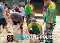 Perkokoh Kemanunggalan, Pos Kout Satgas Yonarmed 13/Nanggala Gelar Kerja Bakti Bersama Warga Gotong Pasir Sungai demi Pembangunan Masjid Desa Senaning