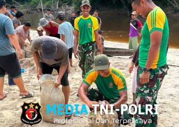 Perkokoh Kemanunggalan, Pos Kout Satgas Yonarmed 13/Nanggala Gelar Kerja Bakti Bersama Warga Gotong Pasir Sungai demi Pembangunan Masjid Desa Senaning