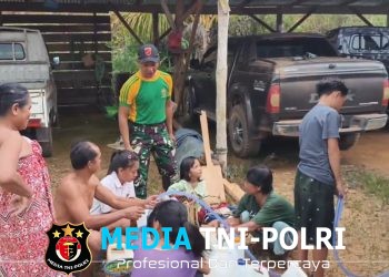 Bantu Atasi Kesulitan Warga Perbatasan, Pos Kotis Satgas Yonarmed 13/Nanggala Distribusikan 4.000 Liter Air Bersih Gratis di Desa Pesayah