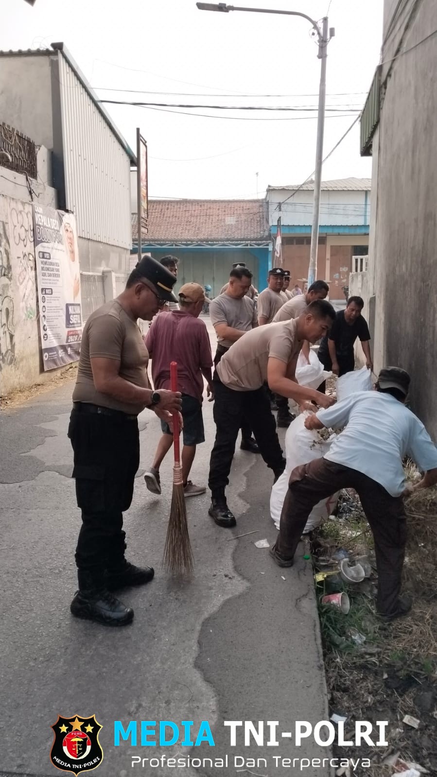 Sambut HUT Ke-81 RI, Polsek Kedungwaringin dan Warga Gelar Kerja Bakti Lingkungan