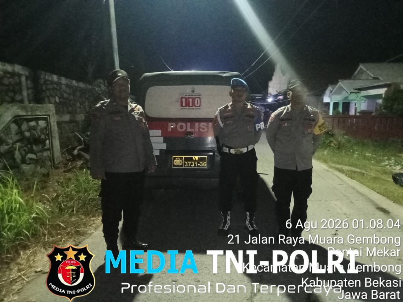 Patroli Biru Polsek Muaragembong Sisir Jalan Raya Pantai Mekar pada Dini Hari