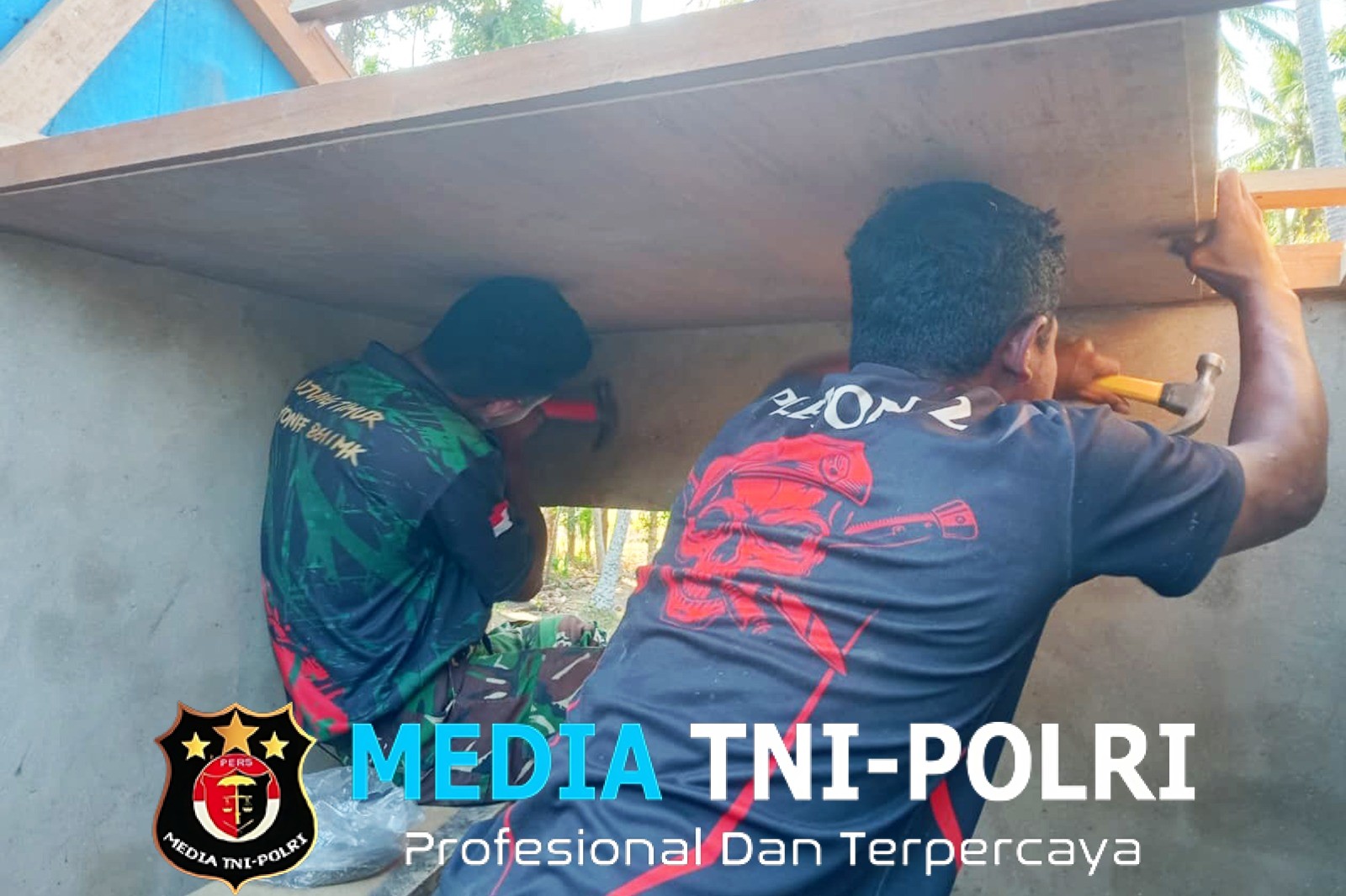 Pemasangan Plafon dan Atap Pembangunan MCK TMMD ke-129 di Kampung Wanam Hampir Rampung
