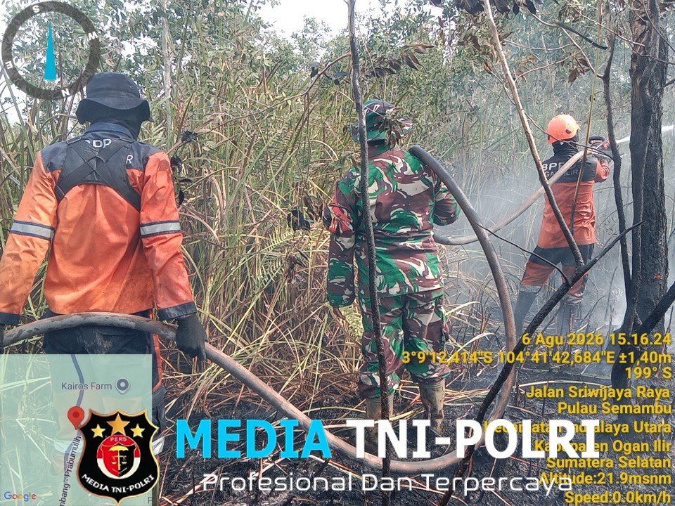 Danramil 402-07/Indralaya Bersama Babinsa Berjibaku Padamkan Karhutla di Desa Pulau Semambu
