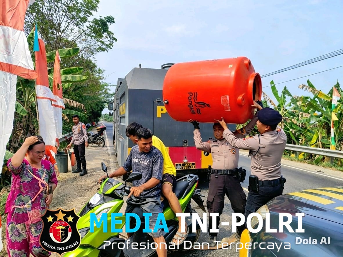 Dipimpin Kasat Samapta, Polres Mesuji Salurkan Bantuan Air Bersih untuk Warga Desa Labuhan Permai