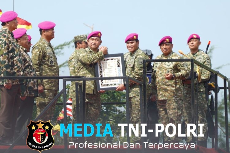 Kasad Dikukuhkan sebagai Warga Kehormatan Korps Marinir TNI AL