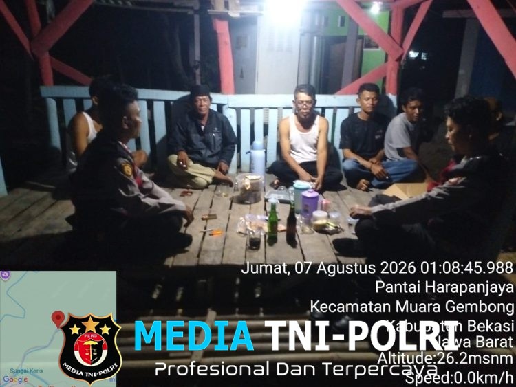 Patroli Biru Polsek Muaragembong Sambangi Warga yang Sedang Ronda