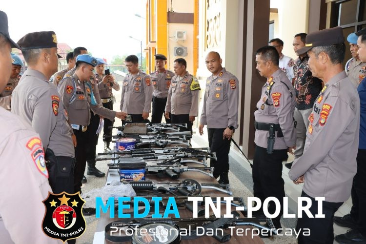 Tingkatkan Kesiapan Operasional, Kapolres Pringsewu Periksa Senjata Api Dinas