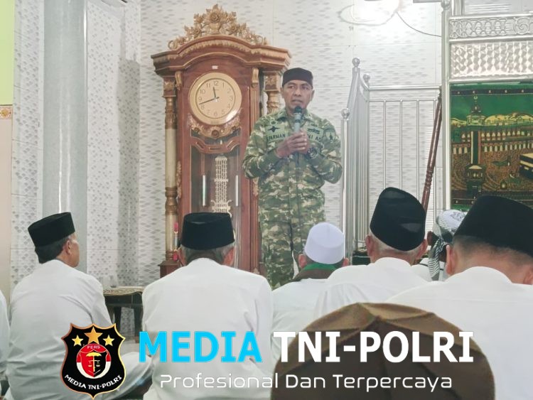 Sentuhan Spiritual TNI, Danramil Sempu Jadi Imam dan Khatib Salat Jumat di Banyuwangi
