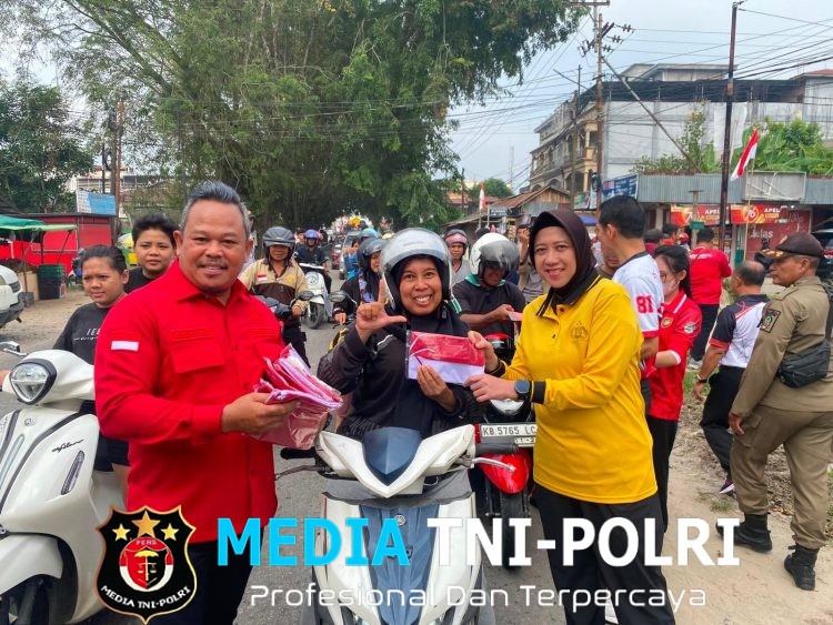 Jelang HUT RI ke-81, Bupati dan Kapolres Landak Bagikan 3.677 Bendera Merah Putih ke Warga
