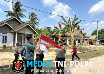 Sambut HUT RI Ke-81, Kapolres Mesuji Bersama Personel Sosialisasi dan Bagikan Bendera Merah Putih kepada Warga dan Pengguna Jalan