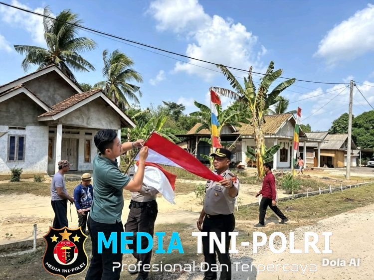 Sambut HUT RI Ke-81, Kapolres Mesuji Bersama Personel Sosialisasi dan Bagikan Bendera Merah Putih kepada Warga dan Pengguna Jalan