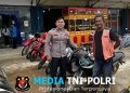 Di Tengah Teriknya Patroli Siang, Polisi Berhenti Menyapa Tukang Parkir, Ini Pesannya