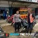 Di Tengah Teriknya Patroli Siang, Polisi Berhenti Menyapa Tukang Parkir, Ini Pesannya
