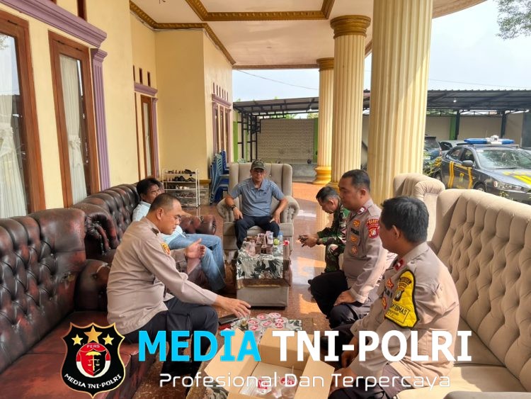Kapolsek Setu Bersama Forkopimcam Kunjungi Mantan Kepala Desa Burangkeng, Jaga Kondusivitas Jelang Pilkades