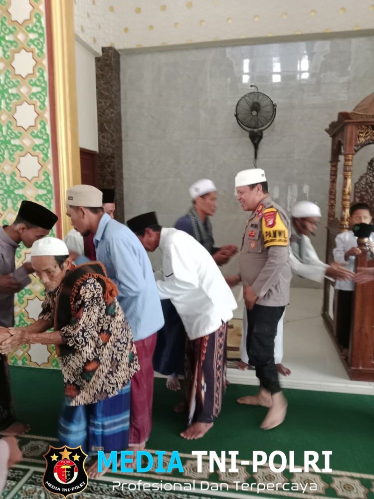 Kapolsek Cabangbungin Salat Jumat Bersama Warga, Sampaikan Pesan Kamtibmas
