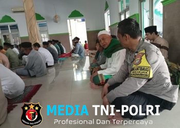 Bhabinkamtibmas Mekarjaya Salat Jumat Bersama Warga, Perkuat Silaturahmi dan Kamtibmas