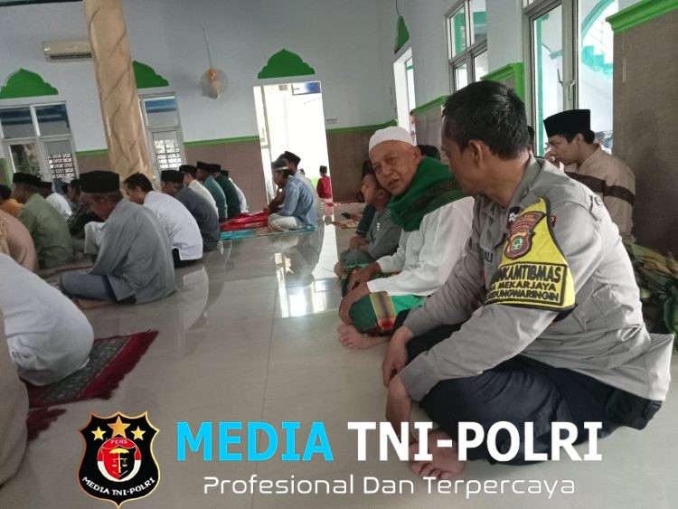 Bhabinkamtibmas Mekarjaya Salat Jumat Bersama Warga, Perkuat Silaturahmi dan Kamtibmas