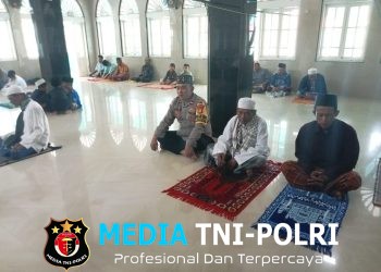 Bhabinkamtibmas Lenggah Sari Salat Jumat Bersama Warga, Ajak Jaga Kerukunan dan Kamtibmas
