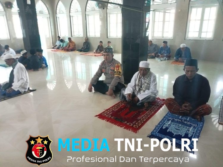 Bhabinkamtibmas Lenggah Sari Salat Jumat Bersama Warga, Ajak Jaga Kerukunan dan Kamtibmas