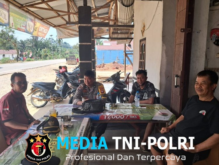 Bhabinkamtibmas Jelimpo dan Warga Makin Akrab, Pesan Kamtibmas Mengalir dalam Suasana Santai