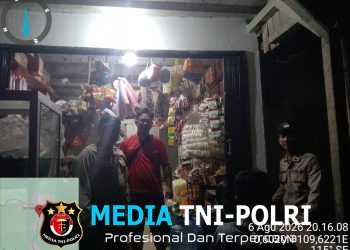 Patroli Malam Hari, Samapta Polsek Menyuke Berikan Imbauan Kamtibmas Kepada Warga Yang Lagi Santai