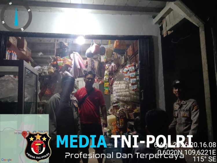 Patroli Malam Hari, Samapta Polsek Menyuke Berikan Imbauan Kamtibmas Kepada Warga Yang Lagi Santai