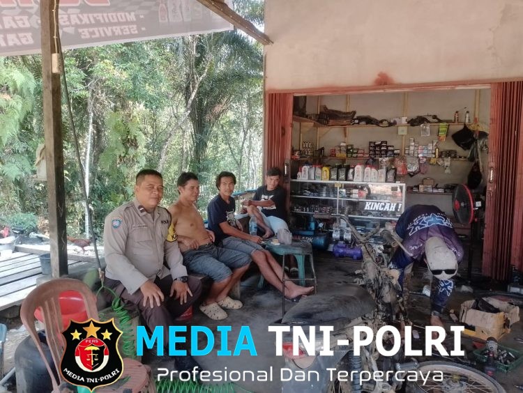 Duduk Bersama Warga, Bhabinkamtibmas Kuala Behe Perkuat Komunikasi dan Jaga Kondusivitas