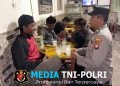 Secangkir Es, Sejuta Rasa Aman Cara Unik Polisi Mandor Cegah Kejahatan Malam
