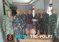 Satgas Pamtas RI-Malaysia Yonarmed 19/Bogani Terima Penyerahan Sukarela ±1 Kg Sisik Trenggiling dari Warga Perbatasan