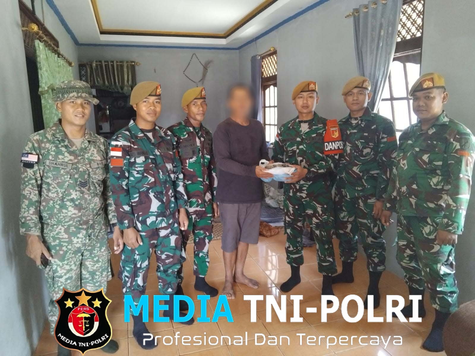 Satgas Pamtas RI-Malaysia Yonarmed 19/Bogani Terima Penyerahan Sukarela ±1 Kg Sisik Trenggiling dari Warga Perbatasan
