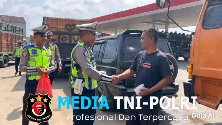 Sat Lantas Polres Mesuji Gelar Bhakti Sosial Tasi Berkah, Bagikan Nasi Kotak untuk Pengemudi, Petani dan Pekerja
