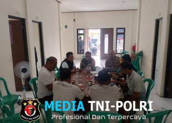 Polisi dan TNI Monitor Sinkronisasi Data Pemilih Pilkades Desa Srimahi 2026–2034