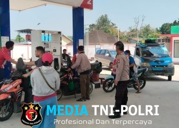 Saat Warga Isi BBM, Polisi Hadir Berikan Imbauan Kamtibmas di SPBU