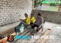 Patroli Humanis di Meranti Polisi Singgah Ngobrol Santai dengan Tukang Bangunan, Sampaikan Pesan Kamtibmas di Tengah Terik Siang