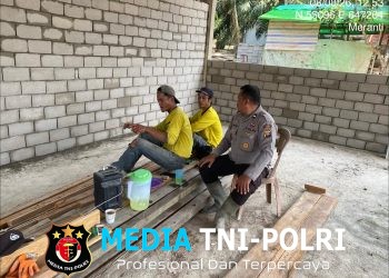 Patroli Humanis di Meranti Polisi Singgah Ngobrol Santai dengan Tukang Bangunan, Sampaikan Pesan Kamtibmas di Tengah Terik Siang