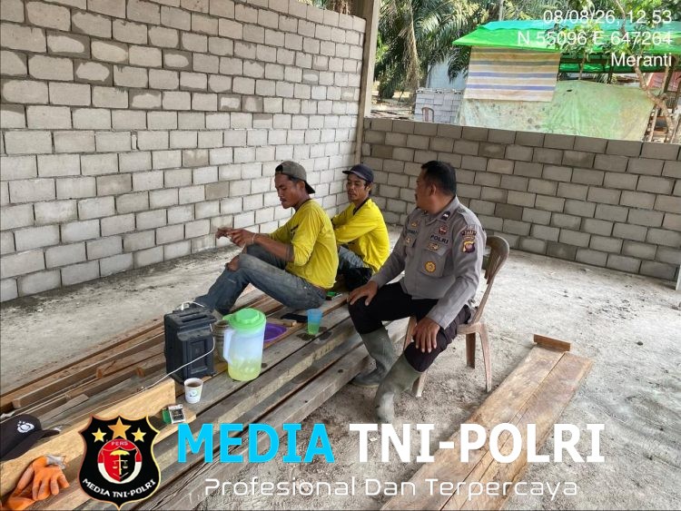 Patroli Humanis di Meranti Polisi Singgah Ngobrol Santai dengan Tukang Bangunan, Sampaikan Pesan Kamtibmas di Tengah Terik Siang