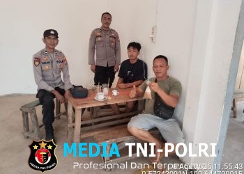 Patroli Dialogis Siang Hari Samapta Polsek Menyuke Sampaikan Pesan Serta Imbauan Kamtibmas Kepada Warga