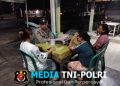Duduk Bersama Warga, Cara Humanis Polisi Polsek Mandor Cegah Kejahatan Malam Hari