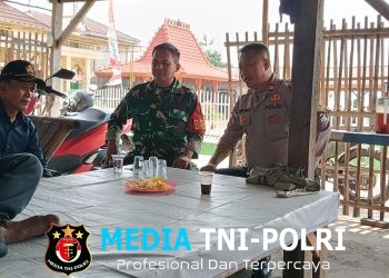 Bhabinkamtibmas Kedungwaringin Sambangi Warga Karangharum, Ajak Kibarkan Merah Putih dan Jaga Pilkades Kondusif