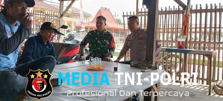 Bhabinkamtibmas Kedungwaringin Sambangi Warga Karangharum, Ajak Kibarkan Merah Putih dan Jaga Pilkades Kondusif