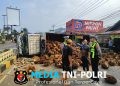 Satlantas Polres Tanggamus Lakukan Olah TKP dan Pengamanan Jalur Truk Terguling di Kota Agung
