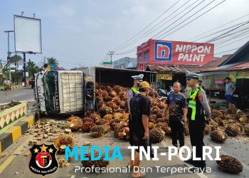 Satlantas Polres Tanggamus Lakukan Olah TKP dan Pengamanan Jalur Truk Terguling di Kota Agung