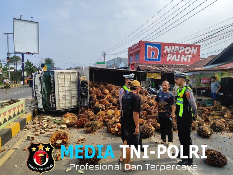 Satlantas Polres Tanggamus Lakukan Olah TKP dan Pengamanan Jalur Truk Terguling di Kota Agung