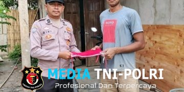 Tindak Lanjut Perintah Kapolres Mesuji, Seluruh Bhabinkamtibmas Sosialisasikan dan Bagikan Bendera Merah Putih ke Masyarakat